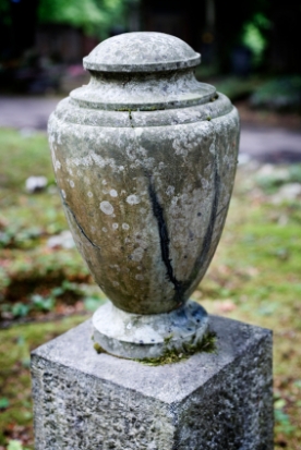 Grabmalkunst-beim-traditionellen-Urnengrab