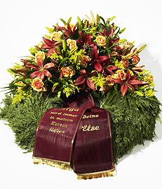 Kraenze-Blumen-und-Trauerfloristik-fuer-Begraebnisse