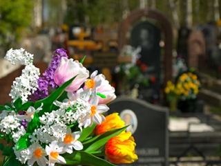 Trauer-Blumen-zur-Beerdigung-und-als-Grabschmuck