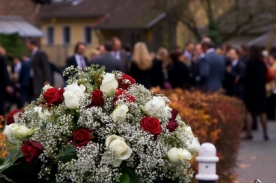 Trauergestecke-mit-Schleife-fuer-die-Beerdigung