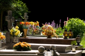 Trauerstraeusse-mit-frischen-Blumen